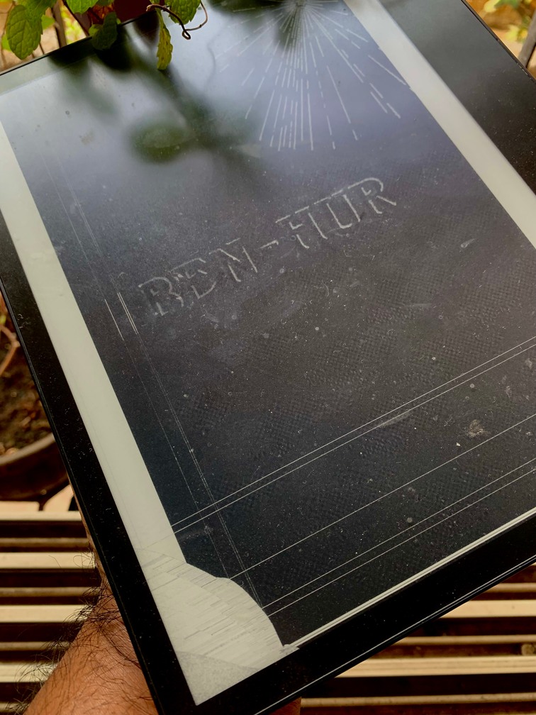 A Kobo Elipsa 2e. The screen is cracked.